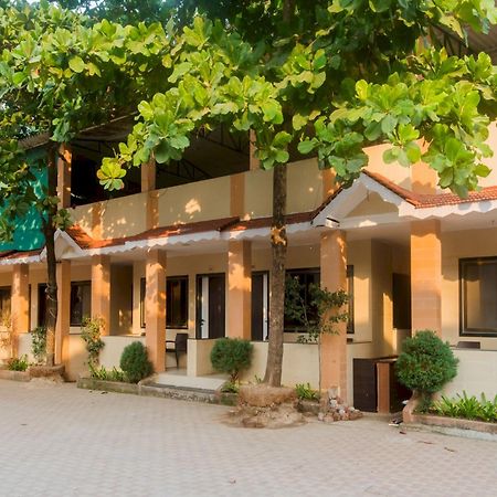 Hotel O Manori Resort Екстериор снимка